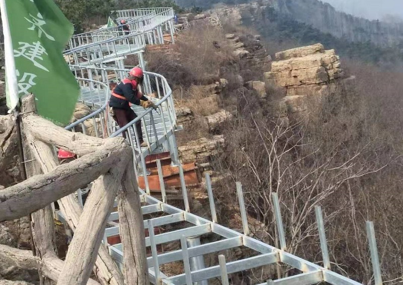 景區(qū)玻璃棧道安裝有哪些類型