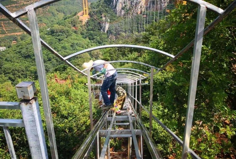 <b>玻璃水滑道_成為越來越多旅游景區(qū)的香餑餑</b>