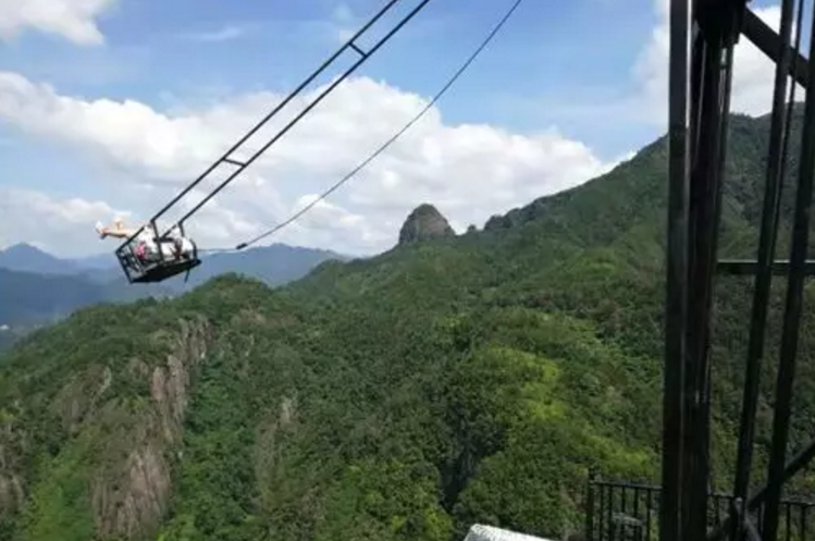 修建玻璃棧道,能引 景區(qū)的客流量嗎?